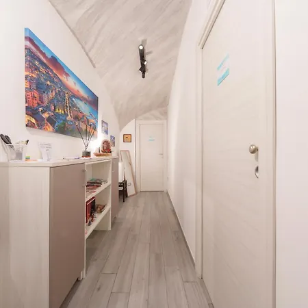 게스트하우스 La Casa Della Nonna - Quartierispagnoli 4*